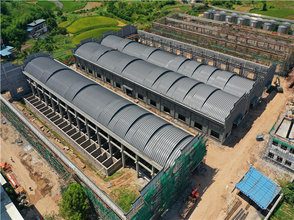 四川某酒廠釀酒車間改造拱形屋頂工程案例解析拱形波紋鋼屋蓋現(xiàn)場(chǎng)成型與安裝